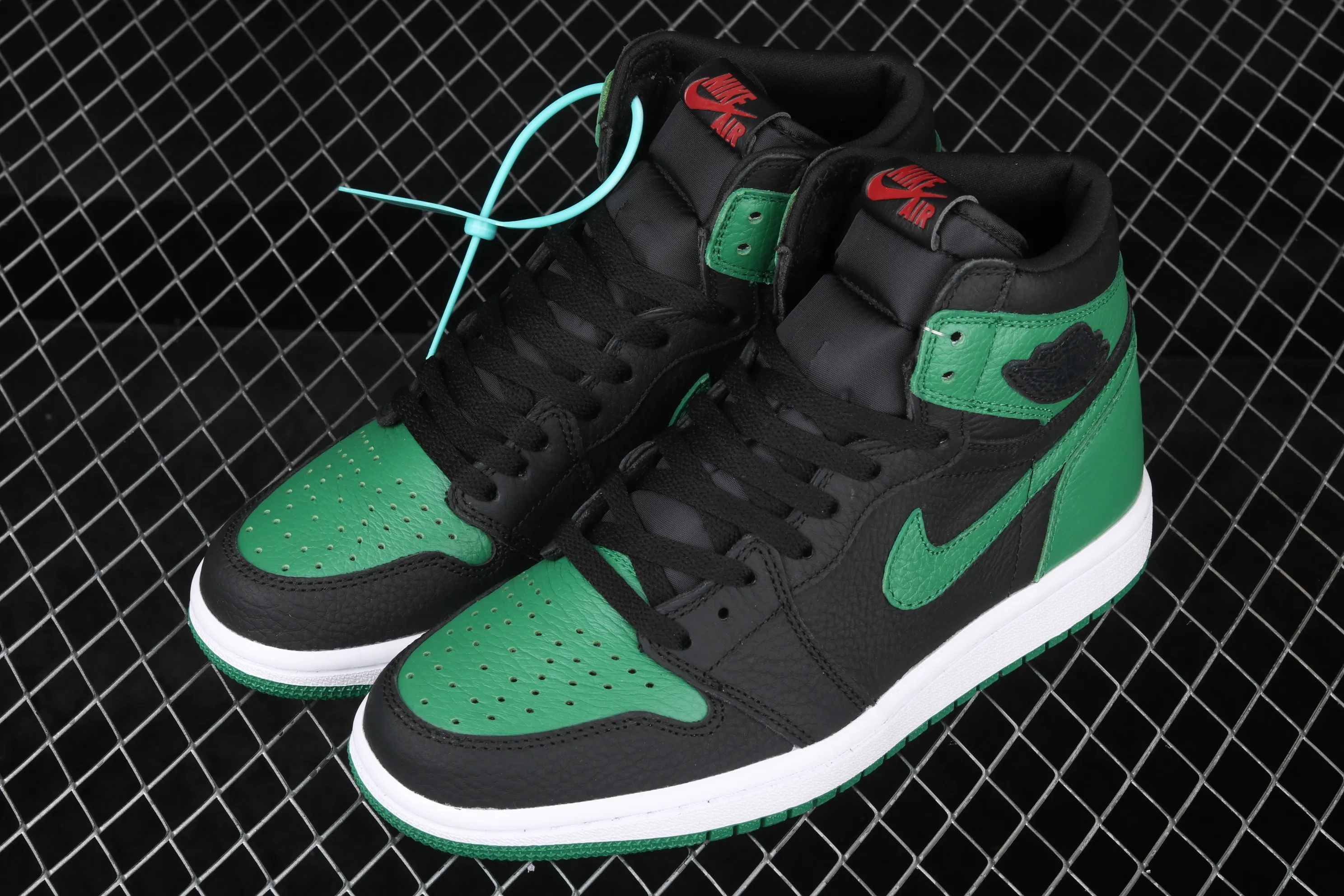 All categories Air Jordan Jordan series basketball shoes Air Jordan 1 High Air Jordan 1 "Pine Green" AJ1 Joe 1 retro black and green 555088-030